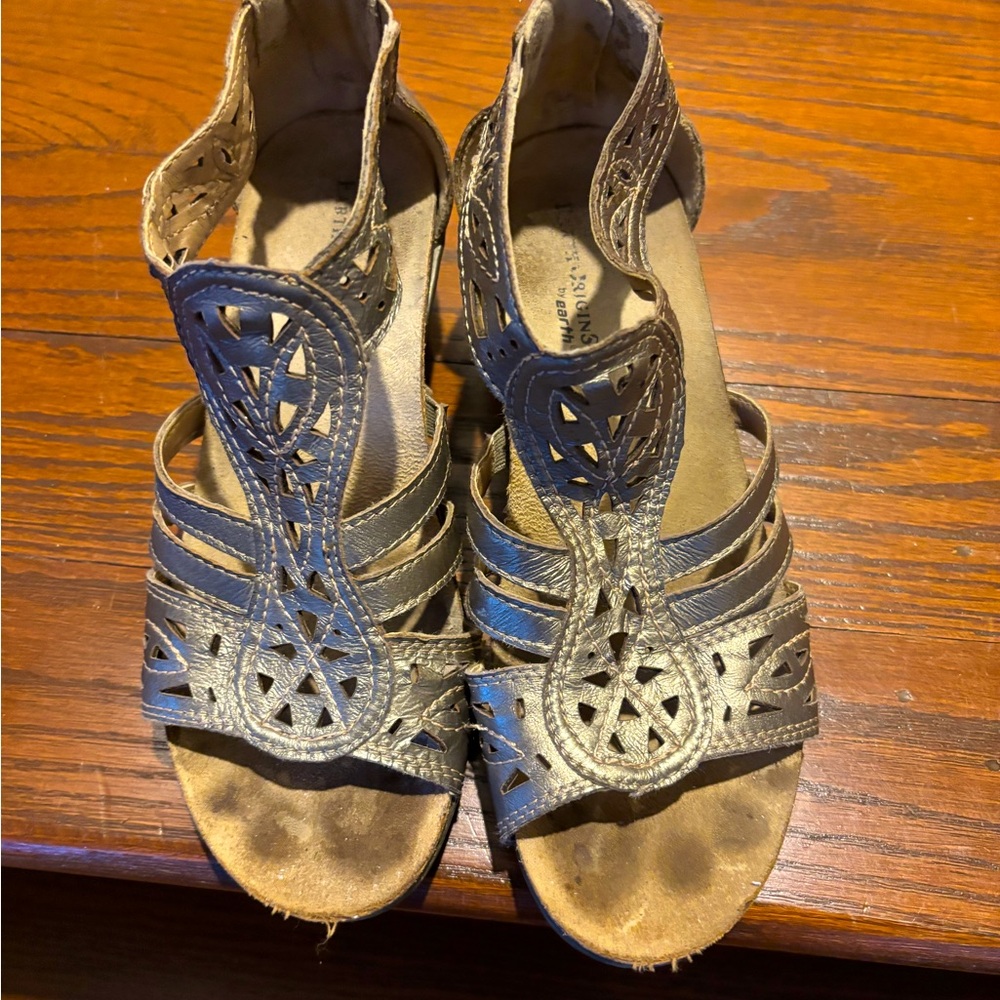 Earth Origins - Size 37 (6.5) sandals. Used but good condition.